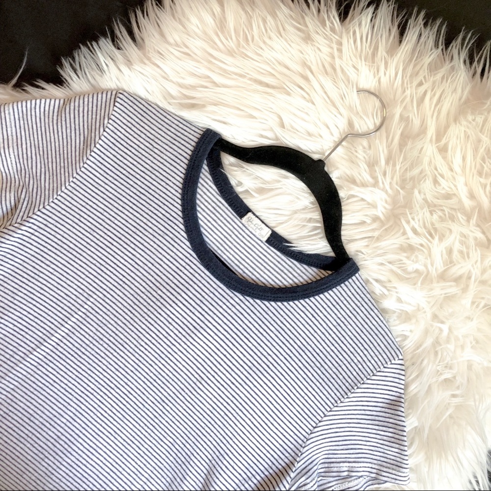 BRANDY MELVILLE WHITE/NAVY BLUE STRIPED T-SHIRT